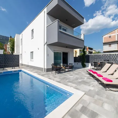 Luxury With Heated Pool *