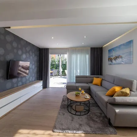 Luxury With Heated Pool Villa Kaštela