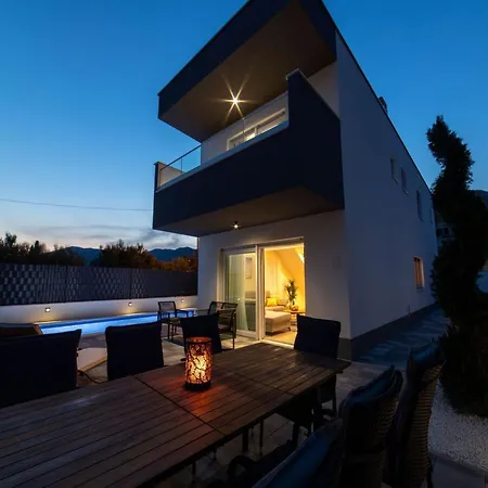 Luxury With Heated Pool فيلة Kaštela
